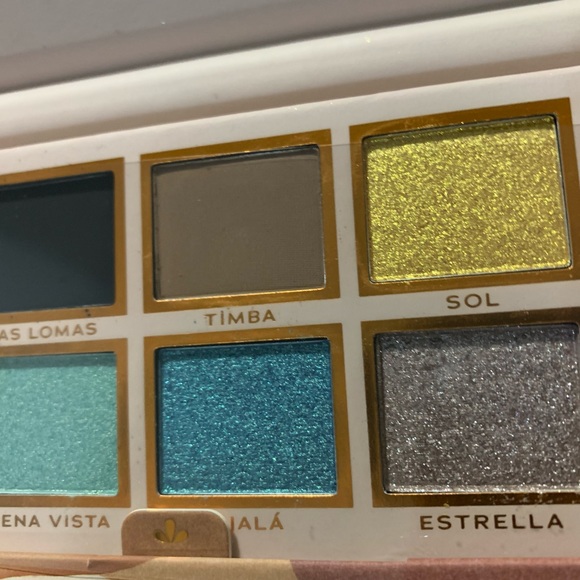 Stunning blue/green/neutral ocean vacation vibes eyeshadow palette - Picture 4 of 12